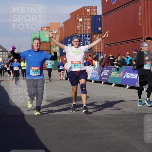 03.10.2025 - Köhlbrandbrückenlauf Michael Burmester http://msf.ph/oto/9022933 03.10.2025 10:25:06 Ziel 1814, 1887, 2083, 2249, 2250, 2396, 2408, 2873, 3084, 3234, 3455, 3519, 3520, 3706 meine-sportfotos.de