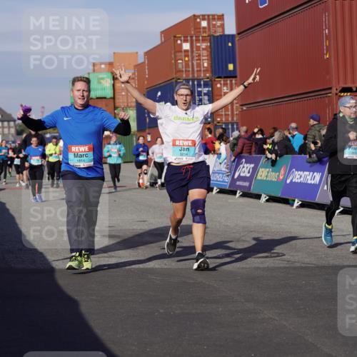 03.10.2025 - Köhlbrandbrückenlauf Michael Burmester http://msf.ph/oto/9022938 03.10.2025 10:25:06 Ziel 1814, 1887, 2083, 2249, 2250, 2396, 2408, 2873, 3084, 3234, 3455, 3519, 3520, 3706 meine-sportfotos.de