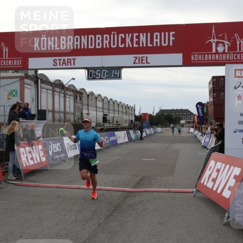 03.10.2025 - Köhlbrandbrückenlauf Julia Fischer http://msf.ph/oto/9022941 03.10.2025 15:50:14 Ziel 7033, 7066, 9742 meine-sportfotos.de