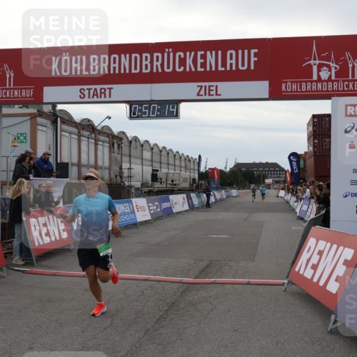 03.10.2025 - Köhlbrandbrückenlauf Julia Fischer http://msf.ph/oto/9022942 03.10.2025 15:50:14 Ziel 7033, 7066, 9742 meine-sportfotos.de