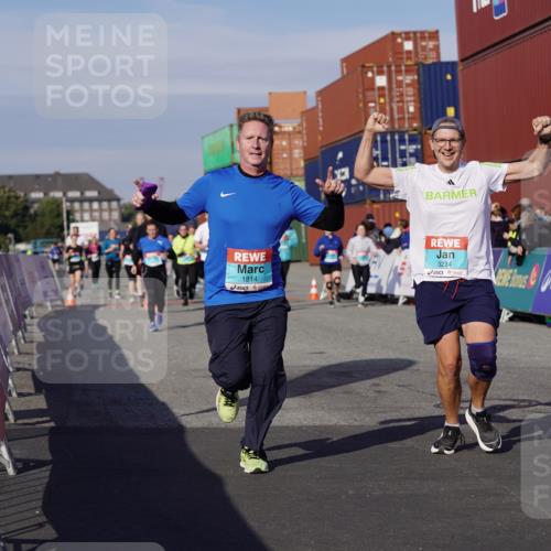03.10.2025 - Köhlbrandbrückenlauf Michael Burmester http://msf.ph/oto/9022945 03.10.2025 10:25:06 Ziel 1814, 1887, 2083, 2249, 2250, 2396, 2408, 2873, 3084, 3234, 3455, 3519, 3520, 3706 meine-sportfotos.de