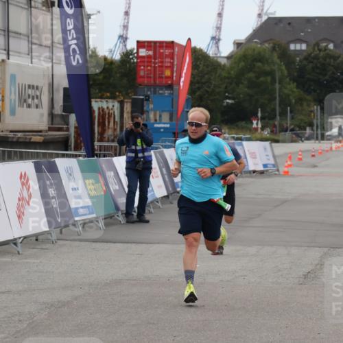 03.10.2025 - Köhlbrandbrückenlauf Julia Fischer http://msf.ph/oto/9022947 03.10.2025 15:50:21 Ziel 7033, 7045, 9713 meine-sportfotos.de