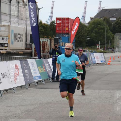 03.10.2025 - Köhlbrandbrückenlauf Julia Fischer http://msf.ph/oto/9022950 03.10.2025 15:50:21 Ziel 7033, 7045, 9713 meine-sportfotos.de