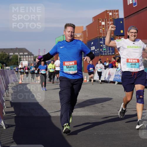 03.10.2025 - Köhlbrandbrückenlauf Michael Burmester http://msf.ph/oto/9022955 03.10.2025 10:25:06 Ziel 1814, 1887, 2083, 2249, 2250, 2396, 2408, 2873, 3084, 3234, 3455, 3519, 3520, 3706 meine-sportfotos.de