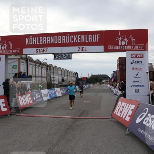 03.10.2025 - Köhlbrandbrückenlauf Julia Fischer http://msf.ph/oto/9022957 03.10.2025 15:50:23 Ziel 7033, 7045, 9713 meine-sportfotos.de