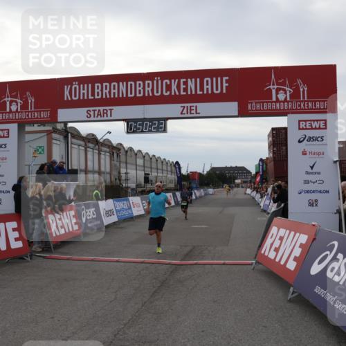 03.10.2025 - Köhlbrandbrückenlauf Julia Fischer http://msf.ph/oto/9022960 03.10.2025 15:50:23 Ziel 7033, 7045, 9713 meine-sportfotos.de