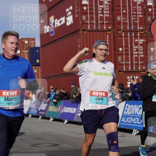 03.10.2025 - Köhlbrandbrückenlauf Michael Burmester http://msf.ph/oto/9022965 03.10.2025 10:25:07 Ziel 1814, 2083, 2249, 2250, 2408, 2618, 2873, 3084, 3234, 3455, 3519, 3520, 3706 meine-sportfotos.de