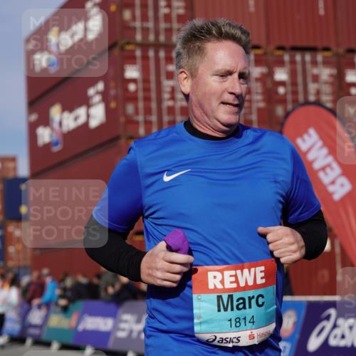 03.10.2025 - Köhlbrandbrückenlauf Michael Burmester http://msf.ph/oto/9022976 03.10.2025 10:25:08 Ziel 1814, 2083, 2249, 2250, 2408, 2618, 2828, 2873, 3084, 3234, 3455, 3519, 3520, 3706 meine-sportfotos.de