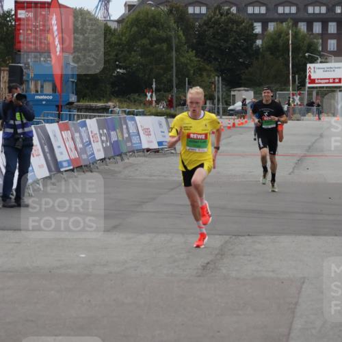 03.10.2025 - Köhlbrandbrückenlauf Julia Fischer http://msf.ph/oto/9023001 03.10.2025 15:50:30 Ziel 7045, 7140, 9713 meine-sportfotos.de