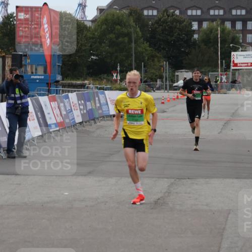 03.10.2025 - Köhlbrandbrückenlauf Julia Fischer http://msf.ph/oto/9023004 03.10.2025 15:50:30 Ziel 7045, 7140, 9713 meine-sportfotos.de