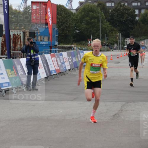 03.10.2025 - Köhlbrandbrückenlauf Julia Fischer http://msf.ph/oto/9023007 03.10.2025 15:50:31 Ziel 7045, 7140, 9713 meine-sportfotos.de