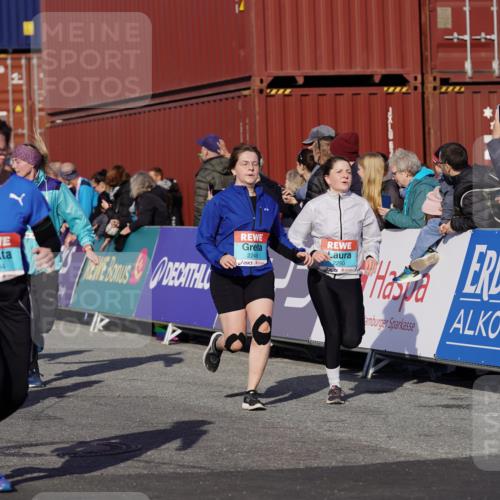 03.10.2025 - Köhlbrandbrückenlauf Michael Burmester http://msf.ph/oto/9023011 03.10.2025 10:25:11 Ziel 1814, 2019, 2036, 2083, 2249, 2250, 2393, 2618, 2828, 2873, 3003, 3004, 3084, 3234, 3405, 3519, 3520, 3706 meine-sportfotos.de