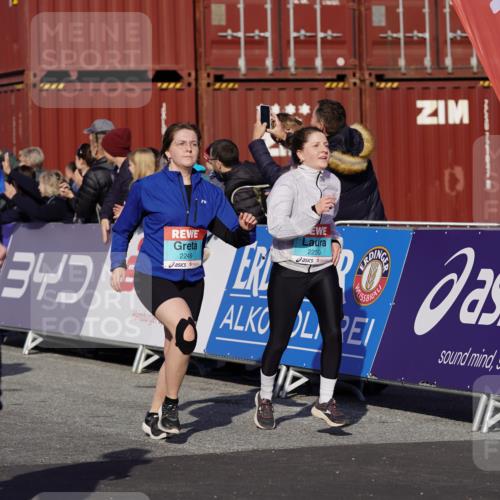 03.10.2025 - Köhlbrandbrückenlauf Michael Burmester http://msf.ph/oto/9023026 03.10.2025 10:25:12 Ziel 1814, 2019, 2036, 2083, 2249, 2250, 2393, 2417, 2618, 2828, 2873, 3003, 3004, 3084, 3102, 3234, 3405, 3519, 3520, 3706, 3771 meine-sportfotos.de