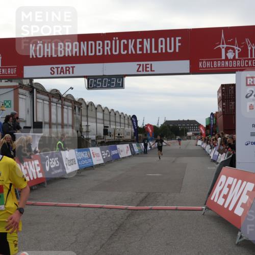 03.10.2025 - Köhlbrandbrückenlauf Julia Fischer http://msf.ph/oto/9023037 03.10.2025 15:50:34 Ziel 7036, 7045, 7140 meine-sportfotos.de