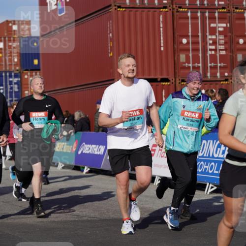 03.10.2025 - Köhlbrandbrückenlauf Michael Burmester http://msf.ph/oto/9023055 03.10.2025 10:25:14 Ziel 1967, 2019, 2036, 2083, 2151, 2249, 2250, 2393, 2417, 2509, 2618, 2828, 2873, 3003, 3004, 3084, 3102, 3159, 3389, 3405, 3519, 3520, 3706, 3771 meine-sportfotos.de