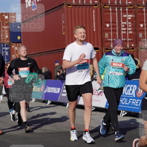 03.10.2025 - Köhlbrandbrückenlauf Michael Burmester http://msf.ph/oto/9023060 03.10.2025 10:25:14 Ziel 1967, 2019, 2036, 2083, 2151, 2249, 2250, 2393, 2417, 2509, 2618, 2828, 2873, 3003, 3004, 3084, 3102, 3159, 3389, 3405, 3519, 3520, 3706, 3771 meine-sportfotos.de