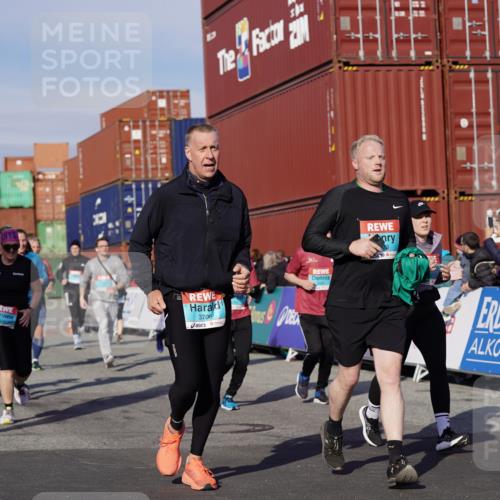 03.10.2025 - Köhlbrandbrückenlauf Michael Burmester http://msf.ph/oto/9023065 03.10.2025 10:25:15 Ziel 1414, 1967, 2019, 2036, 2083, 2151, 2249, 2250, 2393, 2417, 2509, 2618, 2828, 2873, 3003, 3004, 3084, 3102, 3159, 3389, 3405, 3519, 3520, 3706, 3771 meine-sportfotos.de