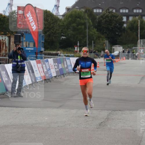 03.10.2025 - Köhlbrandbrückenlauf Julia Fischer http://msf.ph/oto/9023066 03.10.2025 15:50:42 Ziel 7020, 7036, 7140 meine-sportfotos.de