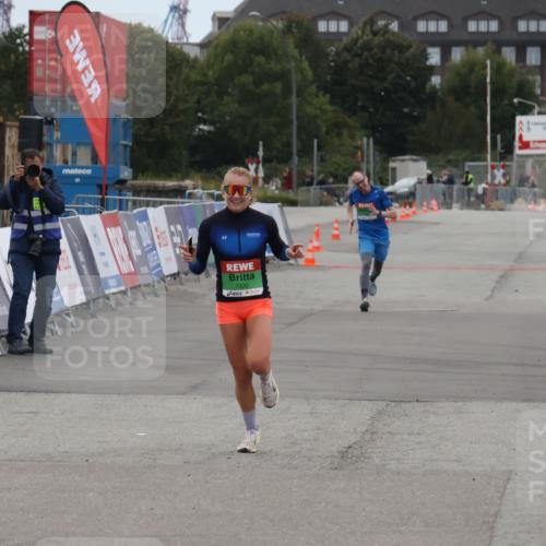 03.10.2025 - Köhlbrandbrückenlauf Julia Fischer http://msf.ph/oto/9023072 03.10.2025 15:50:43 Ziel 7020, 7036, 7140 meine-sportfotos.de