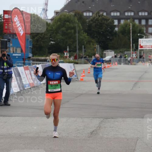 03.10.2025 - Köhlbrandbrückenlauf Julia Fischer http://msf.ph/oto/9023074 03.10.2025 15:50:43 Ziel 7020, 7036, 7140 meine-sportfotos.de
