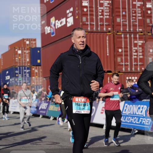03.10.2025 - Köhlbrandbrückenlauf Michael Burmester http://msf.ph/oto/9023076 03.10.2025 10:25:16 Ziel 1414, 1967, 2019, 2036, 2083, 2151, 2249, 2250, 2393, 2417, 2509, 2618, 2828, 2873, 3003, 3004, 3102, 3159, 3389, 3405, 3519, 3520, 3706, 3713, 3771 meine-sportfotos.de