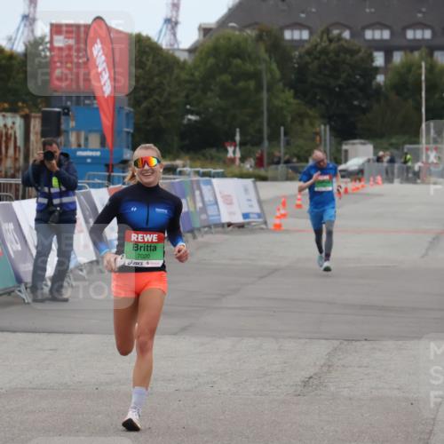 03.10.2025 - Köhlbrandbrückenlauf Julia Fischer http://msf.ph/oto/9023077 03.10.2025 15:50:44 Ziel 7020, 7036 meine-sportfotos.de