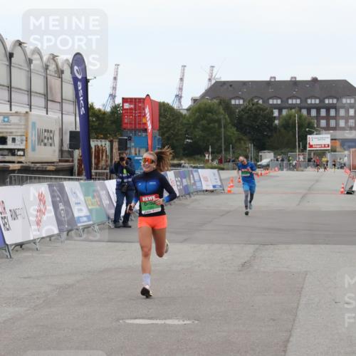 03.10.2025 - Köhlbrandbrückenlauf Julia Fischer http://msf.ph/oto/9023080 03.10.2025 15:50:44 Ziel 7020, 7036 meine-sportfotos.de