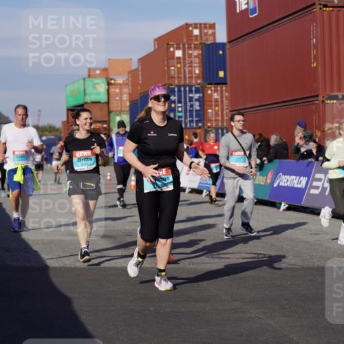 03.10.2025 - Köhlbrandbrückenlauf Michael Burmester http://msf.ph/oto/9023082 03.10.2025 10:25:17 Ziel 1414, 1967, 2019, 2036, 2151, 2249, 2250, 2393, 2417, 2509, 2618, 2828, 2873, 3003, 3004, 3102, 3159, 3389, 3405, 3519, 3520, 3706, 3713, 3771 meine-sportfotos.de