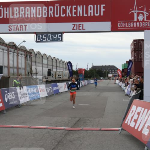 03.10.2025 - Köhlbrandbrückenlauf Julia Fischer http://msf.ph/oto/9023086 03.10.2025 15:50:45 Ziel 7020, 7036 meine-sportfotos.de