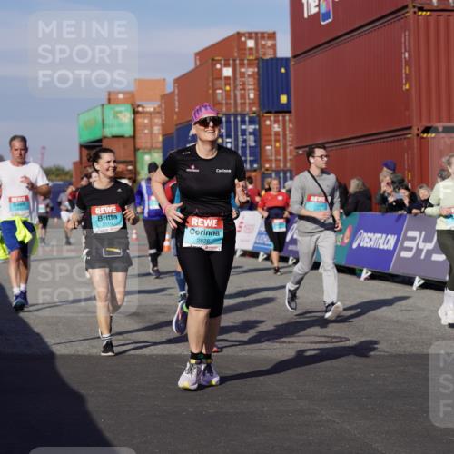 03.10.2025 - Köhlbrandbrückenlauf Michael Burmester http://msf.ph/oto/9023088 03.10.2025 10:25:17 Ziel 1414, 1967, 2019, 2036, 2151, 2249, 2250, 2393, 2417, 2509, 2618, 2828, 2873, 3003, 3004, 3102, 3159, 3389, 3405, 3519, 3520, 3706, 3713, 3771 meine-sportfotos.de