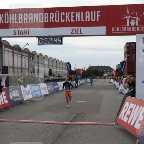03.10.2025 - Köhlbrandbrückenlauf Julia Fischer http://msf.ph/oto/9023090 03.10.2025 15:50:45 Ziel 7020, 7036 meine-sportfotos.de