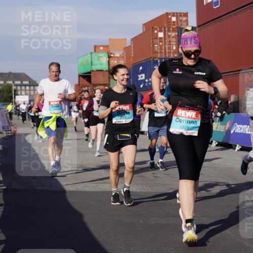 03.10.2025 - Köhlbrandbrückenlauf Michael Burmester http://msf.ph/oto/9023102 03.10.2025 10:25:18 Ziel 1414, 1967, 2019, 2036, 2151, 2249, 2250, 2393, 2417, 2509, 2618, 2828, 2873, 3003, 3004, 3102, 3159, 3389, 3405, 3520, 3713, 3771 meine-sportfotos.de