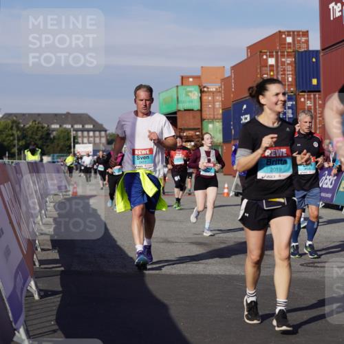03.10.2025 - Köhlbrandbrückenlauf Michael Burmester http://msf.ph/oto/9023108 03.10.2025 10:25:19 Ziel 1414, 1967, 2019, 2036, 2151, 2393, 2417, 2509, 2618, 2828, 3003, 3004, 3102, 3159, 3389, 3405, 3713, 3771 meine-sportfotos.de