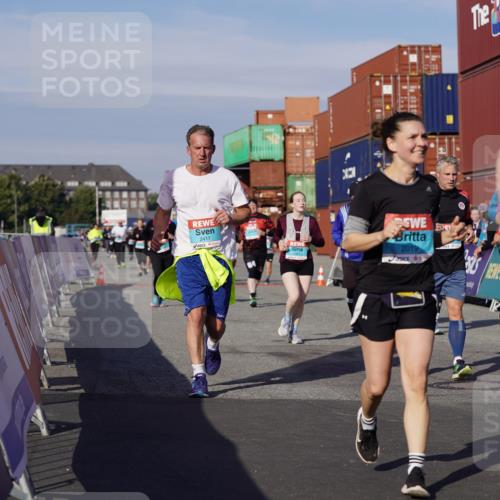 03.10.2025 - Köhlbrandbrückenlauf Michael Burmester http://msf.ph/oto/9023114 03.10.2025 10:25:19 Ziel 1414, 1967, 2019, 2036, 2151, 2393, 2417, 2509, 2618, 2828, 3003, 3004, 3102, 3159, 3389, 3405, 3713, 3771 meine-sportfotos.de