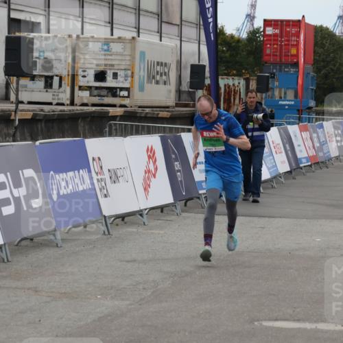 03.10.2025 - Köhlbrandbrückenlauf Julia Fischer http://msf.ph/oto/9023116 03.10.2025 15:50:50 Ziel 7020, 7065 meine-sportfotos.de