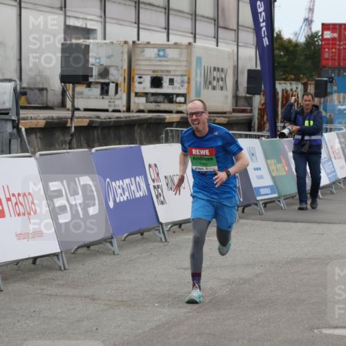 03.10.2025 - Köhlbrandbrückenlauf Julia Fischer http://msf.ph/oto/9023122 03.10.2025 15:50:50 Ziel 7020, 7065 meine-sportfotos.de