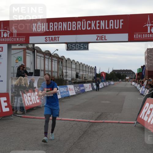 03.10.2025 - Köhlbrandbrückenlauf Julia Fischer http://msf.ph/oto/9023147 03.10.2025 15:50:54 Ziel 7020, 7065 meine-sportfotos.de