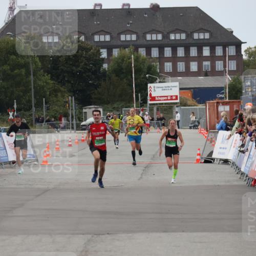 03.10.2025 - Köhlbrandbrückenlauf Julia Fischer http://msf.ph/oto/9023159 03.10.2025 15:51:15 Ziel  meine-sportfotos.de