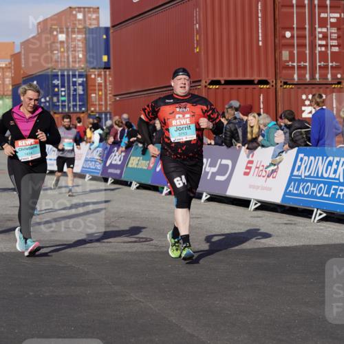 03.10.2025 - Köhlbrandbrückenlauf Michael Burmester http://msf.ph/oto/9023193 03.10.2025 10:25:25 Ziel 1414, 1839, 1950, 1967, 2151, 2245, 2509, 3022, 3024, 3026, 3027, 3159, 3389, 3713 meine-sportfotos.de