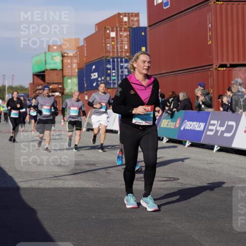 03.10.2025 - Köhlbrandbrückenlauf Michael Burmester http://msf.ph/oto/9023199 03.10.2025 10:25:26 Ziel 1414, 1839, 1950, 2245, 3022, 3024, 3026, 3027, 3159, 3389, 3713 meine-sportfotos.de