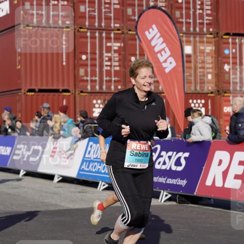 03.10.2025 - Köhlbrandbrückenlauf Michael Burmester http://msf.ph/oto/9023275 03.10.2025 10:25:33 Ziel 1652, 1653, 1950, 2002, 2003, 2244, 2245, 3022, 3024, 3027, 3441, 3443 meine-sportfotos.de
