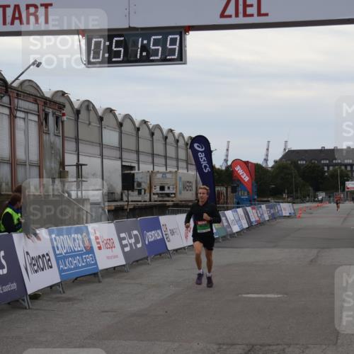 03.10.2025 - Köhlbrandbrückenlauf Julia Fischer http://msf.ph/oto/9023309 03.10.2025 15:51:59 Ziel 7054, 7520 meine-sportfotos.de