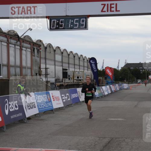 03.10.2025 - Köhlbrandbrückenlauf Julia Fischer http://msf.ph/oto/9023311 03.10.2025 15:51:59 Ziel 7054, 7520 meine-sportfotos.de