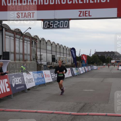 03.10.2025 - Köhlbrandbrückenlauf Julia Fischer http://msf.ph/oto/9023317 03.10.2025 15:52:00 Ziel 7054, 7520 meine-sportfotos.de
