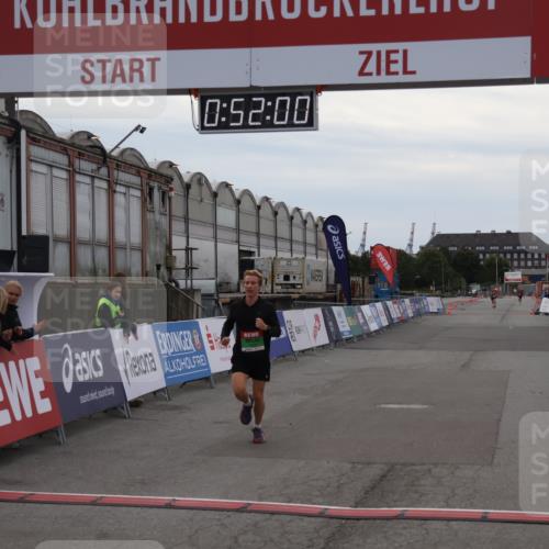 03.10.2025 - Köhlbrandbrückenlauf Julia Fischer http://msf.ph/oto/9023320 03.10.2025 15:52:00 Ziel 7054, 7520 meine-sportfotos.de