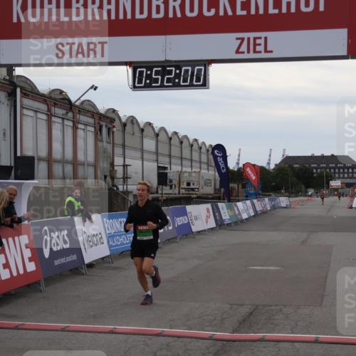 03.10.2025 - Köhlbrandbrückenlauf Julia Fischer http://msf.ph/oto/9023323 03.10.2025 15:52:01 Ziel 7054, 7520 meine-sportfotos.de