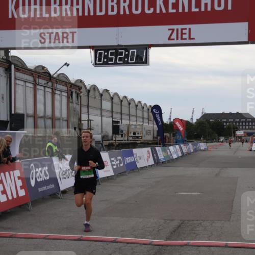 03.10.2025 - Köhlbrandbrückenlauf Julia Fischer http://msf.ph/oto/9023327 03.10.2025 15:52:01 Ziel 7054, 7520 meine-sportfotos.de