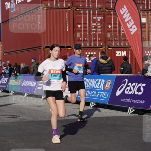 03.10.2025 - Köhlbrandbrückenlauf Michael Burmester http://msf.ph/oto/9023330 03.10.2025 10:25:38 Ziel 1652, 1653, 1948, 1998, 2002, 2003, 2244, 2251, 2489, 2635, 2644, 2787, 3441, 3443 meine-sportfotos.de