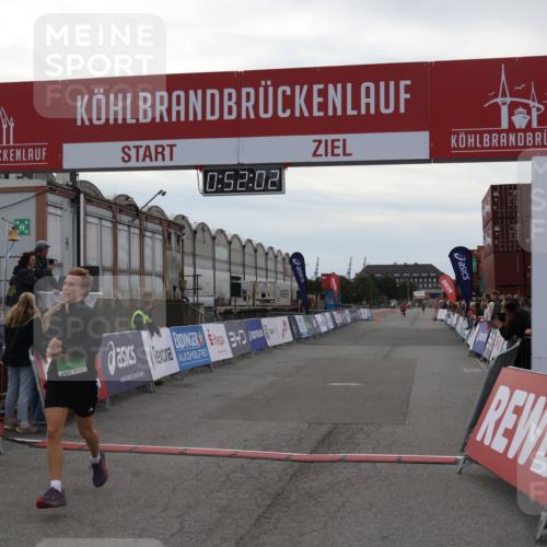 03.10.2025 - Köhlbrandbrückenlauf Julia Fischer http://msf.ph/oto/9023333 03.10.2025 15:52:02 Ziel 7054, 7520 meine-sportfotos.de