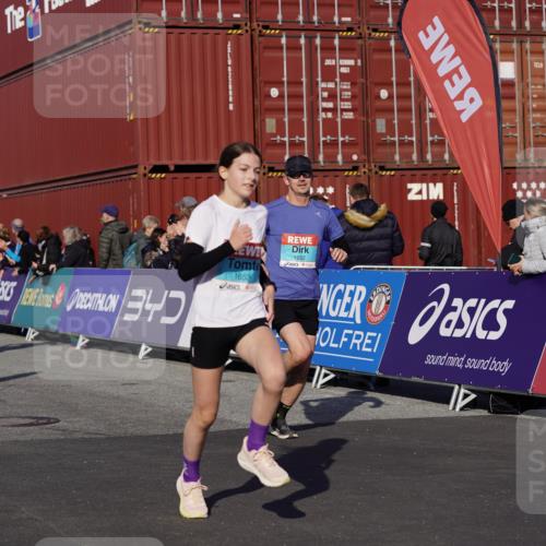 03.10.2025 - Köhlbrandbrückenlauf Michael Burmester http://msf.ph/oto/9023335 03.10.2025 10:25:38 Ziel 1652, 1653, 1948, 1998, 2002, 2003, 2244, 2251, 2489, 2635, 2644, 2787, 3441, 3443 meine-sportfotos.de